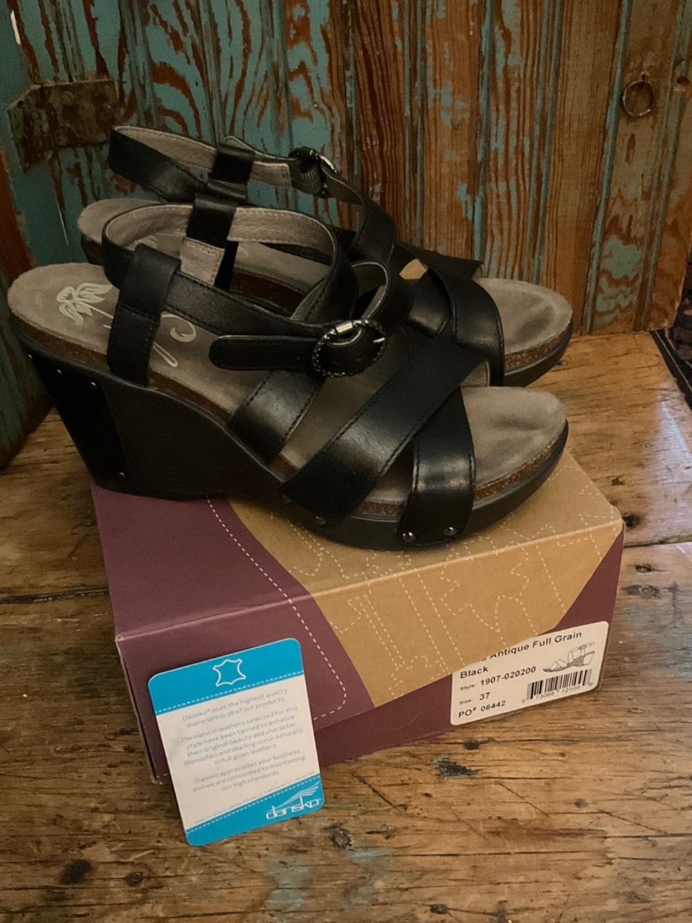 Ďansko Frida black wedge sandals
